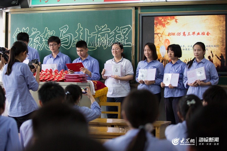 高三班主任送第一届学生毕业落泪：情感与责任的交织